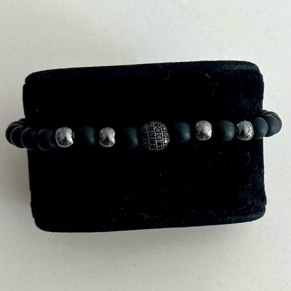 Beads bracelet with black crystals